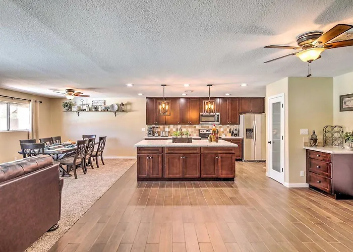 Hébergement de vacances Havasu W/ Pool, Near London Bridge! *