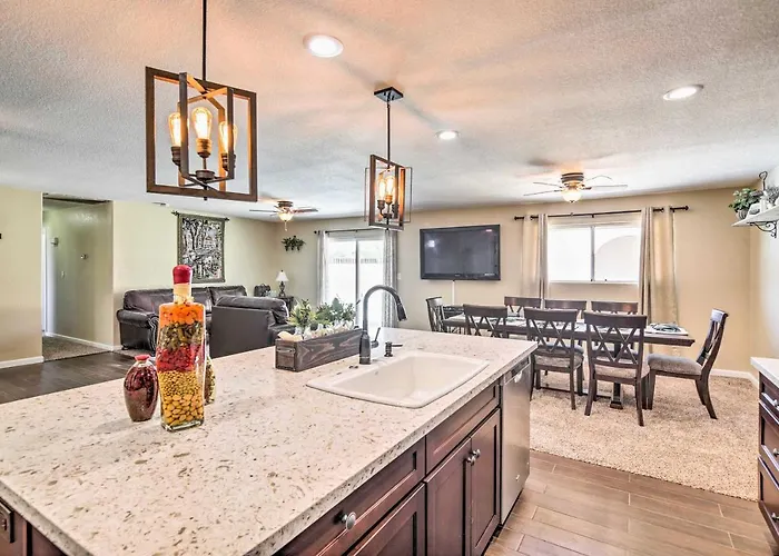 Havasu W/ Pool, Near London Bridge! Hébergement de vacances *